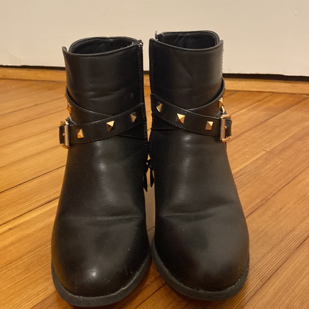 High heel boots with gold accents - Picture 4 of 4